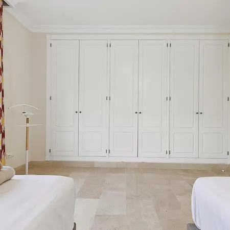 Διαμέρισμα Stunning 2-bedroom With Panoramic Views *