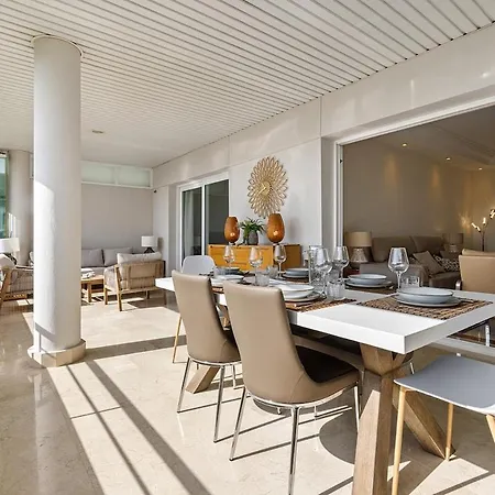 Stunning 2-bedroom With Panoramic Views Apartament
