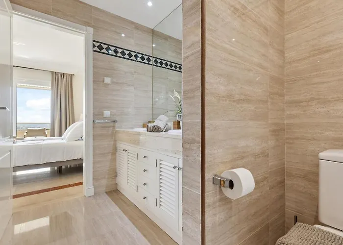 Stunning 2-bedroom With Panoramic Views Apartament