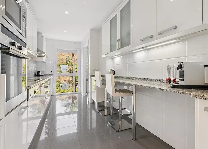 Stunning 2-bedroom With Panoramic Views Apartament