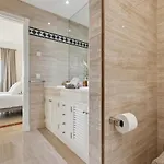 Stunning 2-bedroom With Panoramic Views Apartment