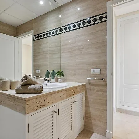 Stunning 2-bedroom With Panoramic Views Appartamento