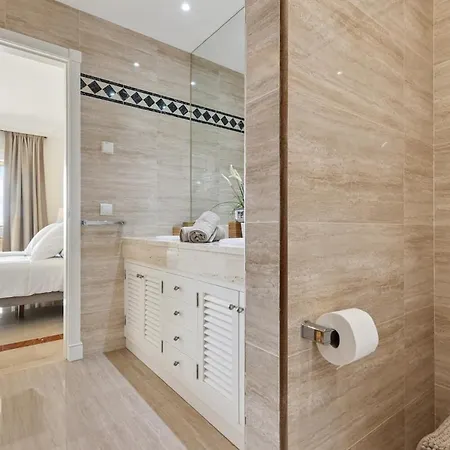 Stunning 2-bedroom With Panoramic Views Апартаменти