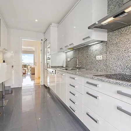 Stunning 2-bedroom With Panoramic Views Appartamento