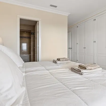Апартаменти Stunning 2-bedroom With Panoramic Views