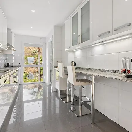 Stunning 2-bedroom With Panoramic Views Appartamento