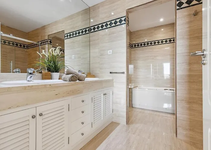 Stunning 2-bedroom With Panoramic Views *