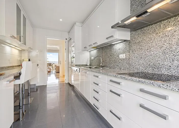 Stunning 2-bedroom With Panoramic Views Lejlighed