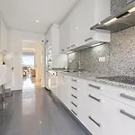 Stunning 2-bedroom With Panoramic Views Апартаменты