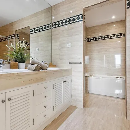 Stunning 2-bedroom With Panoramic Views *